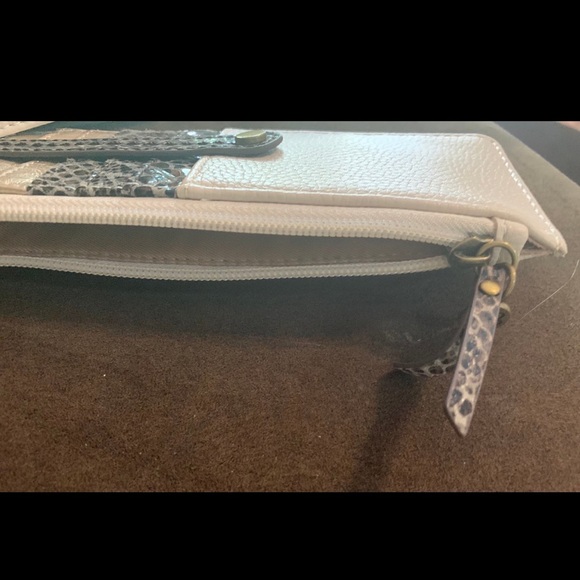 THE SAK Leather Wristlet Card Wallet - Picture 6 of 9